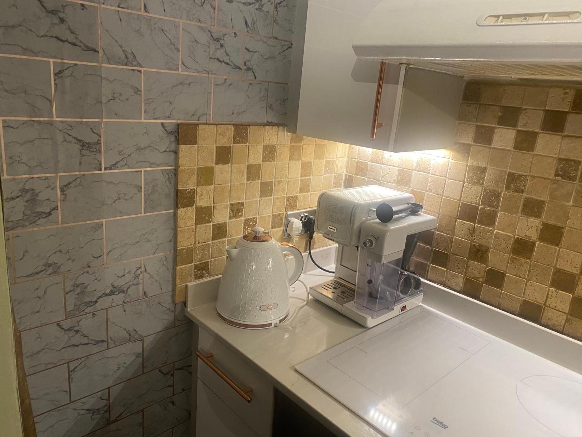 Quiet Lower Floor 2 Bed City Apartment With Private Patio Garden Bath Bagian luar foto