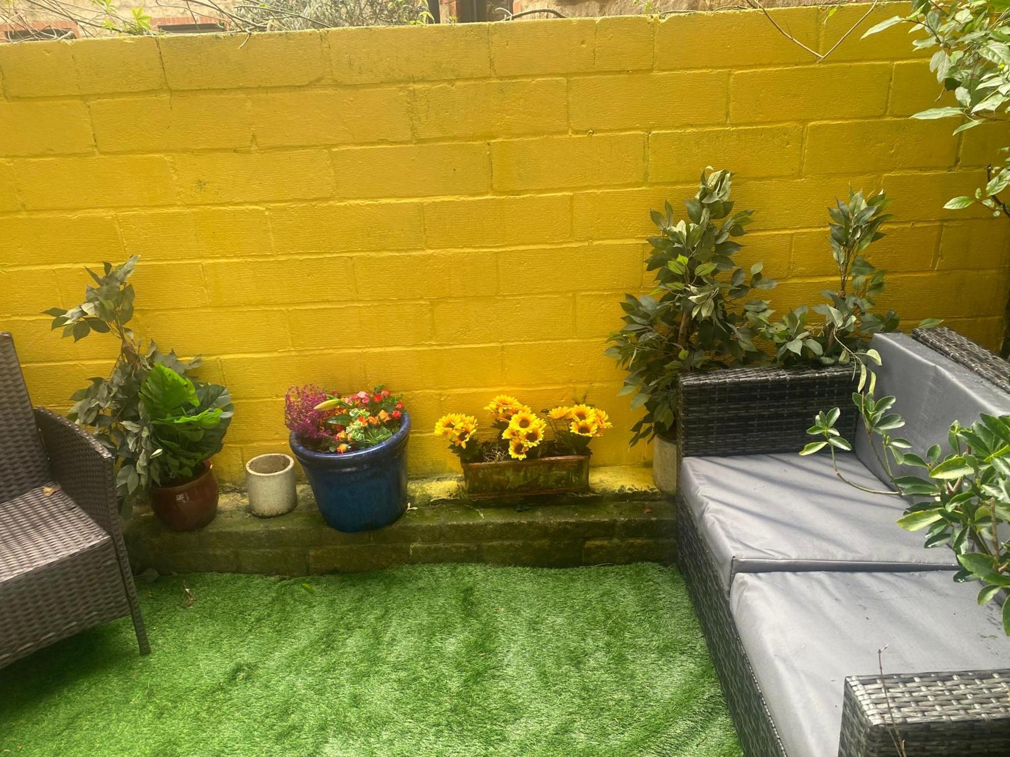 Quiet Lower Floor 2 Bed City Apartment With Private Patio Garden Bath Bagian luar foto