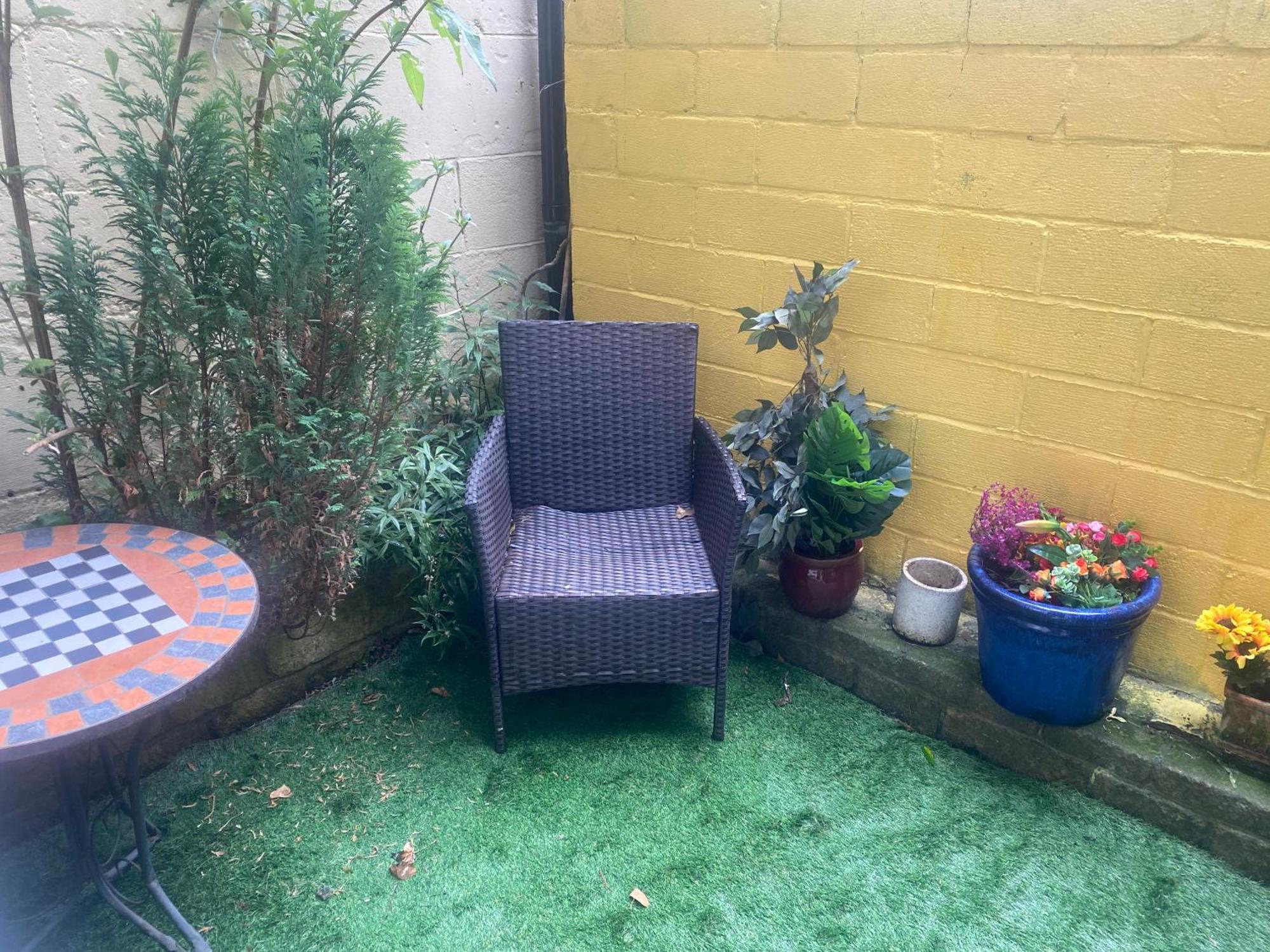 Quiet Lower Floor 2 Bed City Apartment With Private Patio Garden Bath Bagian luar foto