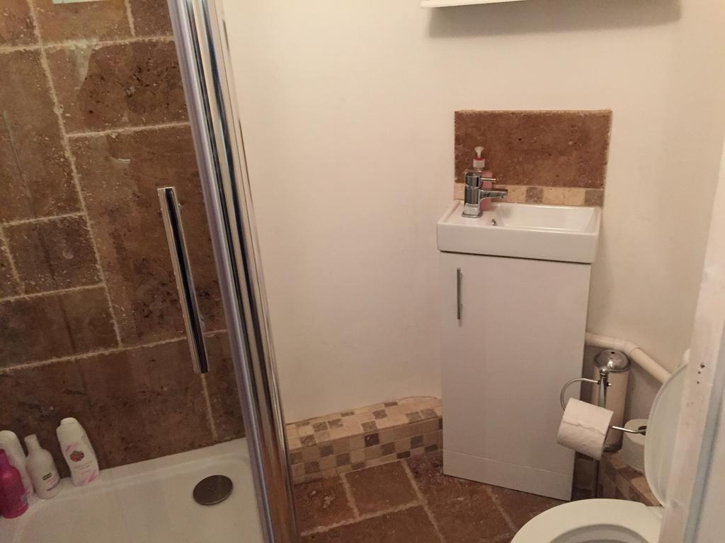 Quiet Lower Floor 2 Bed City Apartment With Private Patio Garden Bath Bagian luar foto